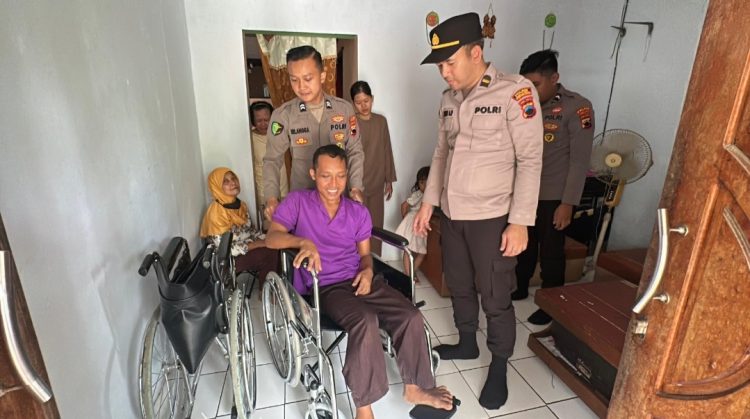 Bantuan diberikan kepada Indra (35), warga Kelurahan Purbalingga Kidul, Kecamatan Purbalingga, Kabupaten Purbalingga. Indra diketahui mengalami gangguan kesehatan yang membuatnya kesulitan beraktivitas secara normal sejak satu bulan yang lalu.