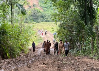 Bupati Nagan Raya, Provinsi Aceh, Dr. TR. Keumangan, S.H., M.H., yang akrab disapa TRK, menelusuri jalan setapak sejauh hampir empat hingga lima kilometer dengan berjalan kaki untuk mencapai kawasan permukiman warga yang luluh lantak akibat banjir bandang di Kecamatan Beutong Ateuh Banggalang, Selasa (9/12/2025).