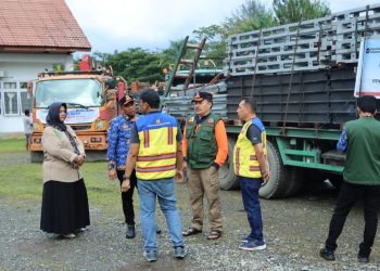 Rangka jembatan bailey yang akan digunakan untuk membangun kembali jembatan rusak akibat banjir kini telah tiba di Ibu Kota Kabupaten Nagan Raya, Suka Makmue pada Rabu, (17/12/2025).