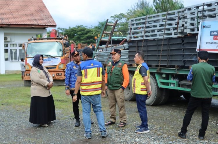 Rangka jembatan bailey yang akan digunakan untuk membangun kembali jembatan rusak akibat banjir kini telah tiba di Ibu Kota Kabupaten Nagan Raya, Suka Makmue pada Rabu, (17/12/2025).