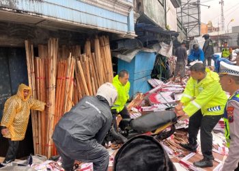 Kecelakaan lalu lintas melibatkan sebuah truk tronton bermuatan keramik terjadi di Jalan Wonosobo–Kertek, tepatnya di Simpang Empat Kertek, Kelurahan/Kecamatan Kertek, Kabupaten Wonosobo, pada Sabtu pagi, 27 Desember 2025, sekitar pukul 06.15 WIB.