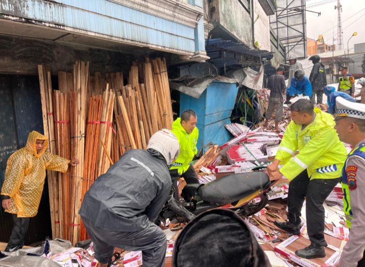Kecelakaan lalu lintas melibatkan sebuah truk tronton bermuatan keramik terjadi di Jalan Wonosobo–Kertek, tepatnya di Simpang Empat Kertek, Kelurahan/Kecamatan Kertek, Kabupaten Wonosobo, pada Sabtu pagi, 27 Desember 2025, sekitar pukul 06.15 WIB.