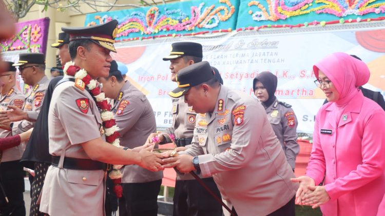Kapolresta Palangka Raya Kombes Pol Dedy Supriadi, S.I.K., M.H. turut menghadiri kegiatan farewell parade sebagai bentuk penghormatan kepada mantan Wakapolda Kalimantan Tengah, Selasa (13/1/2026).