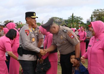 Upacara kenaikan pangkat tersebut, dipimpin langsung oleh Kapolda Kalteng Irjen Pol Iwan Kurniawan, dan dihadiri Ketua Bhayangkari Daerah Kalteng Ny. Maya Iwan Kurniawan, sejumlah pejabat utama dan pengurus Bhayangkari, serta diikuti 857 personel Polda dan Polres yang naik pangkat baik Polri maupun ASN.