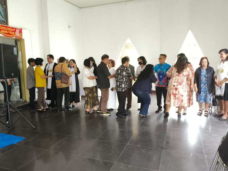 Pengamanan dimulai sejak pukul 08.00 WIB dan dipimpin oleh Padal IPTU Bahtiar bersama tiga personel Polresta Palangka Raya, serta diback up oleh enam personel dari Ditsamapta, guna memastikan pelaksanaan ibadah berjalan aman dan kondusif.