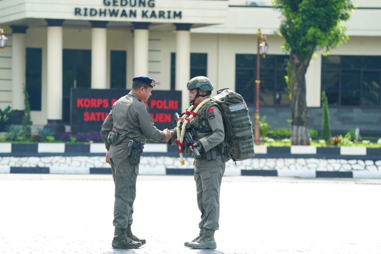 Wakil Komandan Korps Brimob Polri Irjen Pol. Reza Arief Dewanto memimpin langsung upacara penyambutan pasukan Korbrimob Polri yang telah selesai melaksanakan tugas operasi Damai Cartenz 2025 di wilayah hukum Polda Papua dan Papua Tengah. Kamis (1/1/2025).