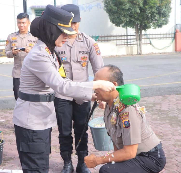 Upacara kenaikan pangkat tersebut dipimpin langsung oleh Kapolres Samosir AKBP Rina Frillya, S.I.K, dan diikuti oleh seluruh jajaran perwira, personel Polres Samosir, serta Bhayangkari