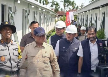 Kapolda Aceh Irjen Pol. Marzuki Ali Basyah mendampingi Presiden RI Prabowo Subianto meninjau progres pembangunan hunian sementara (huntara) bagi warga terdampak banjir di Simpang Opak, Kecamatan Karang Baru, Kabupaten Aceh Tamiang, Kamis, 1 Januari 2026.
