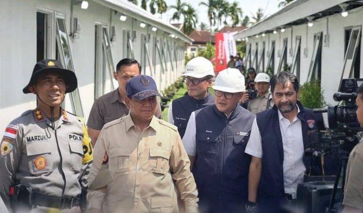 Kapolda Aceh Irjen Pol. Marzuki Ali Basyah mendampingi Presiden RI Prabowo Subianto meninjau progres pembangunan hunian sementara (huntara) bagi warga terdampak banjir di Simpang Opak, Kecamatan Karang Baru, Kabupaten Aceh Tamiang, Kamis, 1 Januari 2026.