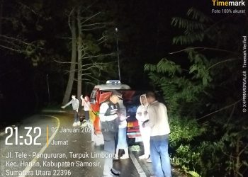 Personel Polres Samosir sigap membantu seorang pengendara mobil yang mengalami kerusakan di Jalan Umum Perbukitan Tele, Desa Turpuk Limbong, Kecamatan Harian, Kabupaten Samosir.