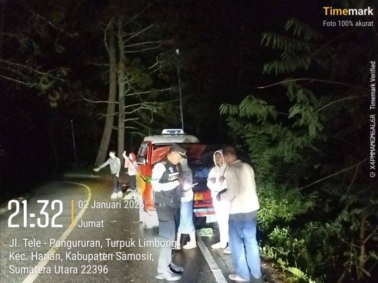 Personel Polres Samosir sigap membantu seorang pengendara mobil yang mengalami kerusakan di Jalan Umum Perbukitan Tele, Desa Turpuk Limbong, Kecamatan Harian, Kabupaten Samosir.