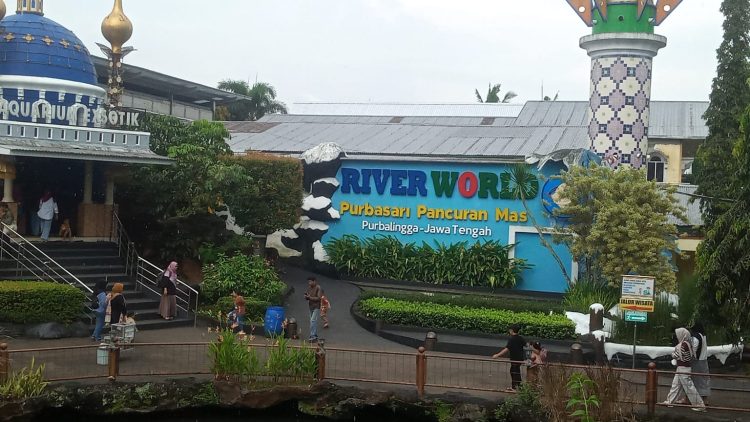 Pantauan awak Media Mitrapolri.com di lapangan pada hari Minggu 4 Januari 2026 menunjukkan, sejak pukul 09.00 WIB arus pengunjung mulai memadati kawasan wisata hingga menyebabkan kepadatan di sejumlah titik.