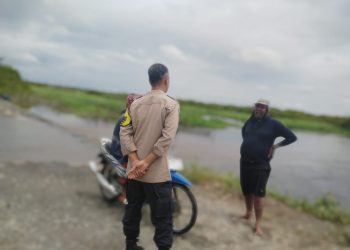 Bhabinkamtibmas Polsek Sabangau Polresta Palangka Raya, Aipda Nasotion, melaksanakan kegiatan Door to Door System (DDS) dan patroli kamtibmas di wilayah Kelurahan Bereng Bengkel, Senin (5/1/2026).