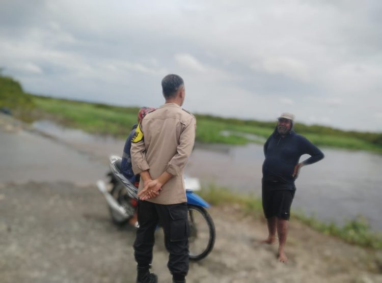Bhabinkamtibmas Polsek Sabangau Polresta Palangka Raya, Aipda Nasotion, melaksanakan kegiatan Door to Door System (DDS) dan patroli kamtibmas di wilayah Kelurahan Bereng Bengkel, Senin (5/1/2026).