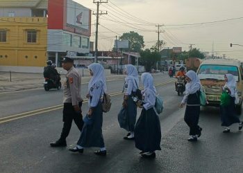 Polsek Indralaya melaksanakan kegiatan Strong Point dan pengaturan lalu lintas di Simpang SMA Lingua Prima dan pintu masuk Polsek Indralaya, Senin (5/1/2026) pagi.