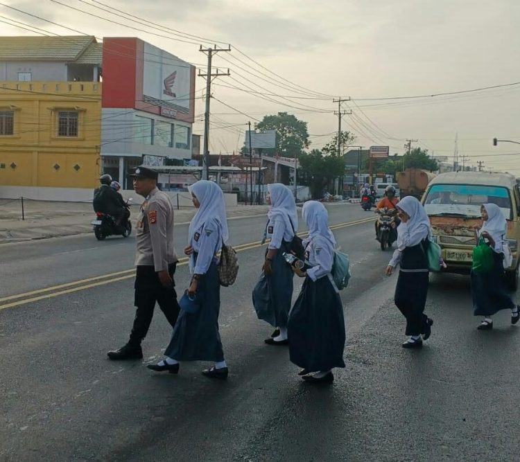 Polsek Indralaya melaksanakan kegiatan Strong Point dan pengaturan lalu lintas di Simpang SMA Lingua Prima dan pintu masuk Polsek Indralaya, Senin (5/1/2026) pagi.