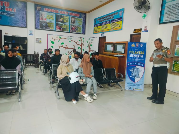 Kegiatan perpanjangan SIM berlangsung mulai pukul 08.00 WIB hingga 15.00 WIB, bertempat di area gedung Satpas Polresta Palangka Raya, serta didukung oleh Bus Pelayanan SIM Keliling yang beroperasi di halaman Satpas.