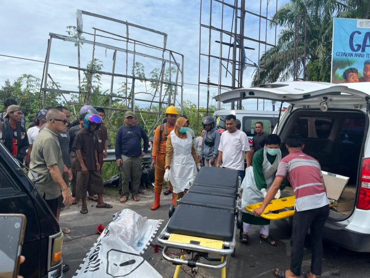 Kecelakaan lalu lintas di tikungan S Jalan Mahir Mahar, Kelurahan Kalampangan, Kecamatan Sabangau,