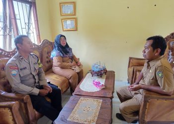 Bhabinkamtibmas Polsek Bukit Batu Polresta Palangka Raya melaksanakan kunjungan ke Kantor Kelurahan Marang sebagai upaya memperkuat kemitraan dalam menjaga situasi kamtibmas di wilayah setempat.