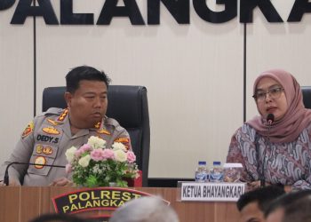 Kapolresta Palangka Raya bersama Ketua Bhayangkari Cabang Kota Palangka Raya mengikuti kegiatan zoom meeting yang digelar secara terpusat, Rabu (7/1/2026).
