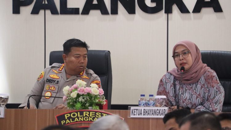 Kapolresta Palangka Raya bersama Ketua Bhayangkari Cabang Kota Palangka Raya mengikuti kegiatan zoom meeting yang digelar secara terpusat, Rabu (7/1/2026).