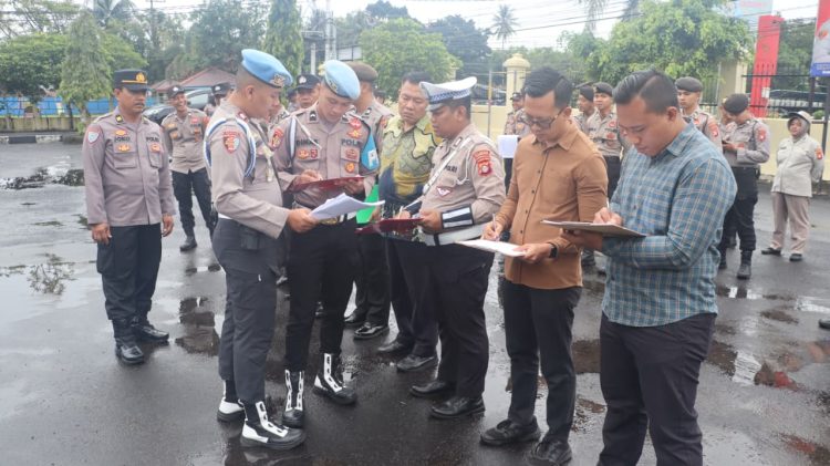 Seksi Propam (Sipropam) Polresta Palangka Raya, Polda Kalteng secara rutin melakukan pengawasan personel (waspers) saat pelaksanaan apel pagi kesatuannya, seperti halnya pada Hari Kamis (8/1/2026) pagi.