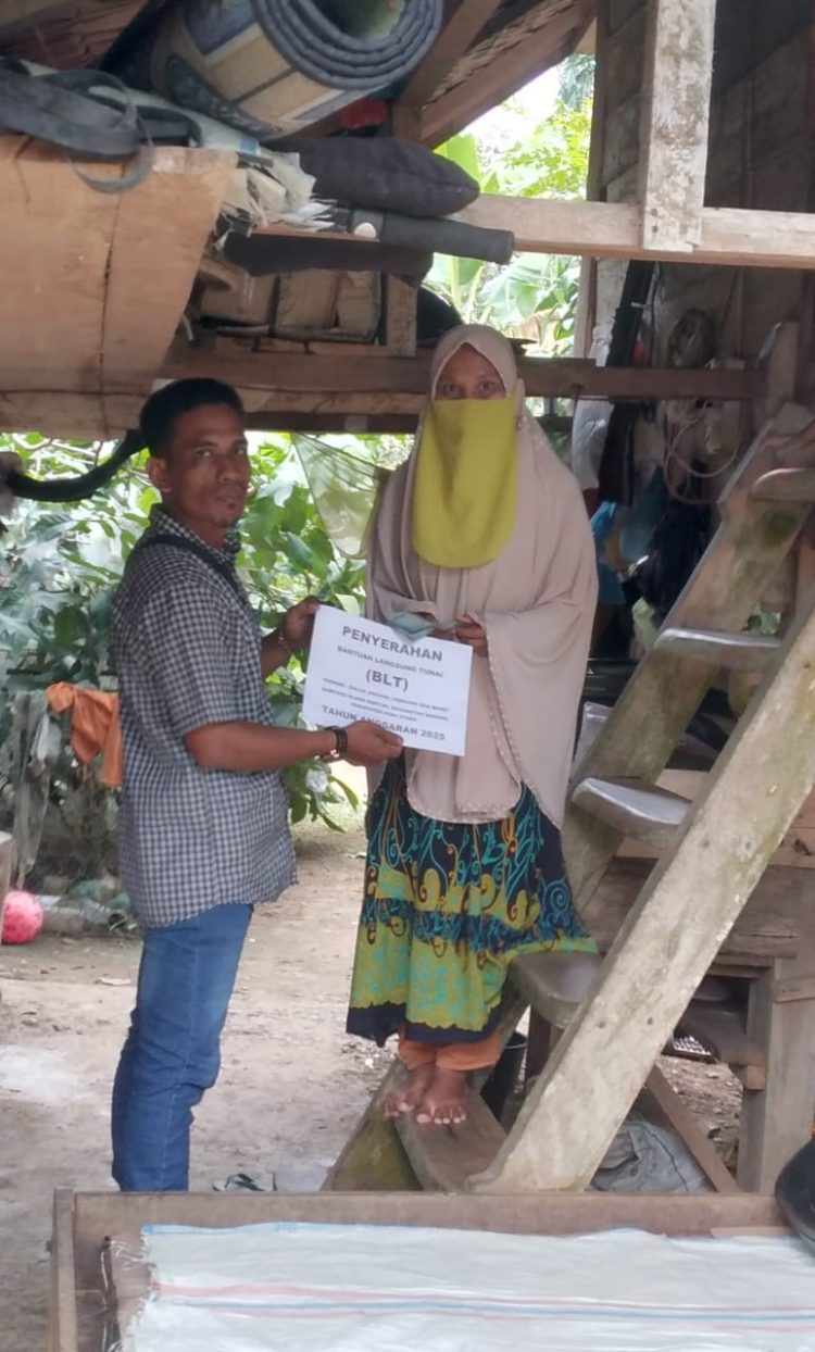 Penyaluran Bantuan Langsung Tunai (BLT) Dana Desa tahun 2025 di Gampong Blang Manyak, Kecamatan Sawang, Aceh Utara.