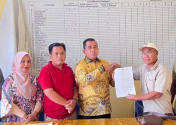 SK Bupati diserahkan Tim terpadu monitoring, evaluasi perizinan dan non perizinan Pemkab Nagan Raya melalui Camat Seunagan Timur Said Mudhar, M.Pd.,MM di aula kantor camat Seunagan Timur di terima oleh Suharto Manager PT Mon Jambe.
