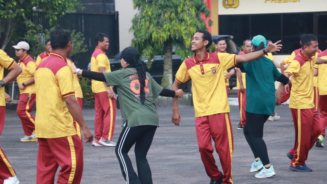 Personel Polresta Palangka Raya melaksanakan kegiatan senam aerobik bersama di halaman Mapolresta Palangka Raya, Jum’at (9/1/2026).