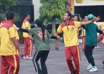 Personel Polresta Palangka Raya melaksanakan kegiatan senam aerobik bersama di halaman Mapolresta Palangka Raya, Jum’at (9/1/2026).