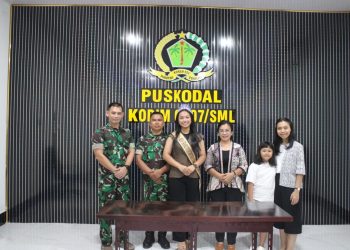 Komandan Kodim 0207/Simalungun, Letkol Inf Gede Agus Dian Pringgana, S.sos., M.M.A.S., M.Han. yang didampingi oleh Ny. Kiki Gede Agus Dian Pringgana Ketua Persit KCK Cabang XXXIV Dim 0207 menerima audiensi Putri Sumatera Utara yakni Sweety Angelina Nainggolan, yang juga merupakan anak seorang anggota TNI AD, di Kodim 0207/Simalungun, Serda Yenry Iwan Nainggolan, Jumat (9/1/20226)