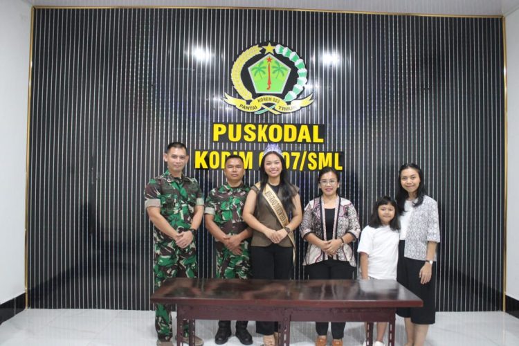 Komandan Kodim 0207/Simalungun, Letkol Inf Gede Agus Dian Pringgana, S.sos., M.M.A.S., M.Han. yang didampingi oleh Ny. Kiki Gede Agus Dian Pringgana Ketua Persit KCK Cabang XXXIV Dim 0207 menerima audiensi Putri Sumatera Utara yakni Sweety Angelina Nainggolan, yang juga merupakan anak seorang anggota TNI AD, di Kodim 0207/Simalungun, Serda Yenry Iwan Nainggolan, Jumat (9/1/20226)