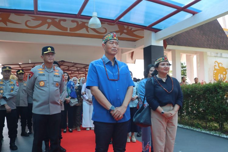 kedatangan Brigjen Pol Drs. Yosi Muhamartha sebagai Wakapolda Kalteng baru di Bumi Tambun Bungai, disambut hangat oleh Kapolda didampingi Ketua Bhayangkari Kalteng Ny. Maya Iwan, Irwasda Kombes Pol Dr. Benny Ganda Sudjana dan sejumlah pejabat utama lainnya.
