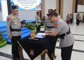 Sertijab tujuh pejabat utama dan dua Kapolres di jajaran Polda Kalteng yang dipimpin langsung Kapolda Irjen Pol Iwan Kurniawan, S.IK., M.Si. bertempat di Gedung Graha Bhayangkara, Mapolda setempat, Selasa (13/1/2026).