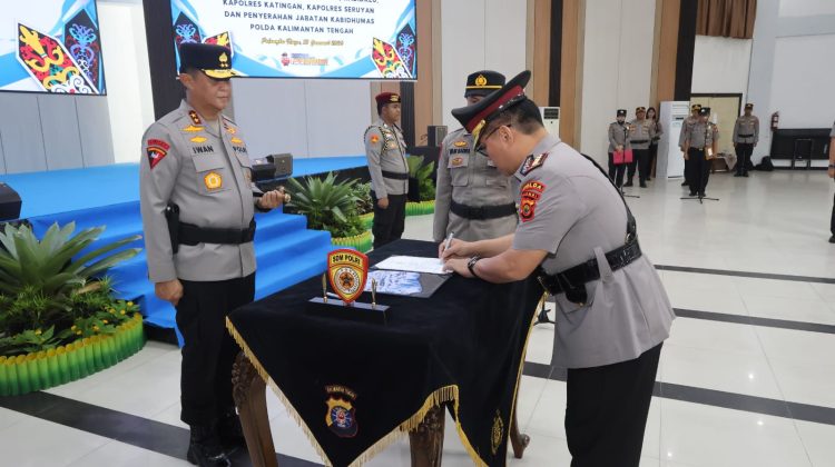 Sertijab tujuh pejabat utama dan dua Kapolres di jajaran Polda Kalteng yang dipimpin langsung Kapolda Irjen Pol Iwan Kurniawan, S.IK., M.Si. bertempat di Gedung Graha Bhayangkara, Mapolda setempat, Selasa (13/1/2026).