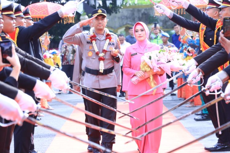 Polres Labuhanbatu menggelar kegiatan penyambutan Kapolres Labuhanbatu yang baru, AKBP Wahyu Endrajaya, S.I.K., M.Si, sekaligus pelepasan pejabat lama AKBP Choky Sentosa Meliala, S.I.K., S.H., M.H, pada Selasa, 13 Januari 2026 sekira pukul 08.30 WIB.