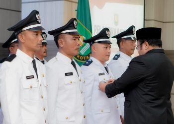 Wali Kota Sabang Zulkifli H. Adam resmi melantik 18 keuchik dalam wilayah Kota Sabang.
