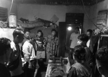 Seorang pemuda berinisial RB (24) ditemukan meninggal dunia di depan rumahnya pada Rabu (14/1/2026) dini hari, diduga akibat nekat mengakhiri hidup dengan meminum racun.