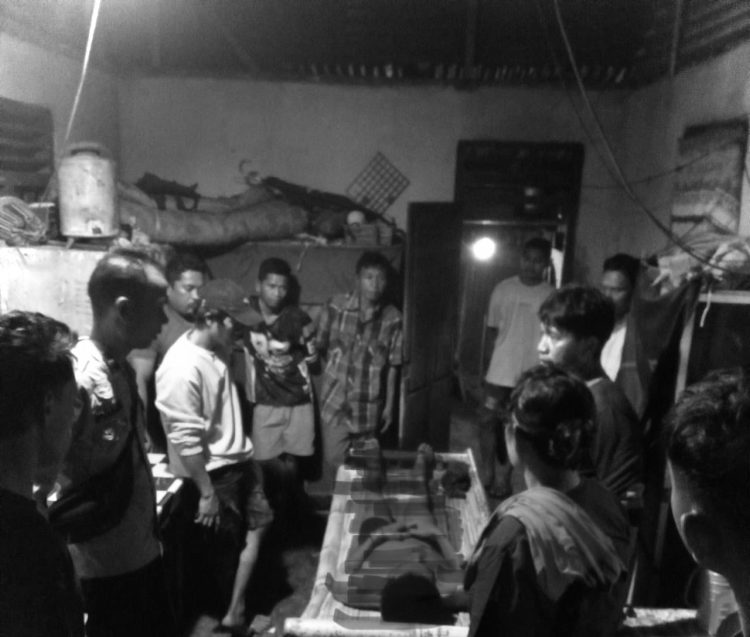 Seorang pemuda berinisial RB (24) ditemukan meninggal dunia di depan rumahnya pada Rabu (14/1/2026) dini hari, diduga akibat nekat mengakhiri hidup dengan meminum racun.