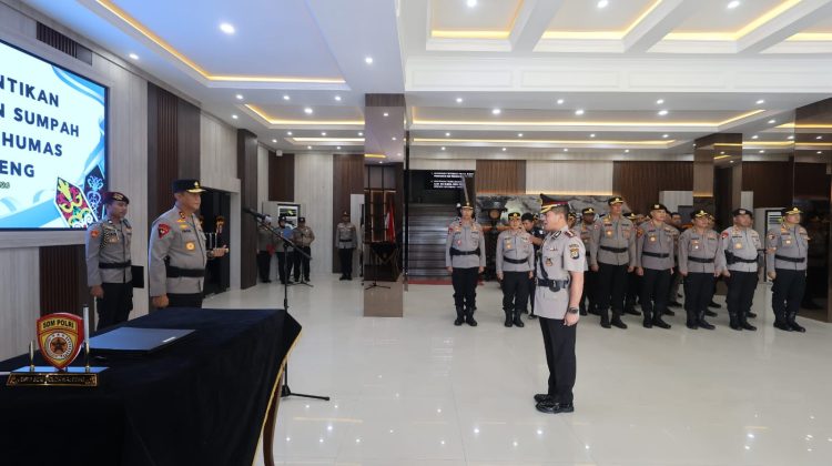 Pelantikan dan pengambilan sumpah jabatan Kabidhumas tersebut, dipimpin langsung Kapolda Kalteng Irjen Pol Iwan Kurniawan, S.IK., M.Si. dan dihadiri Wakapolda Brigjen Pol Drs. Yosi Muhamartha, para pejabat utama dan personel Bidhumas Polda Kalteng.