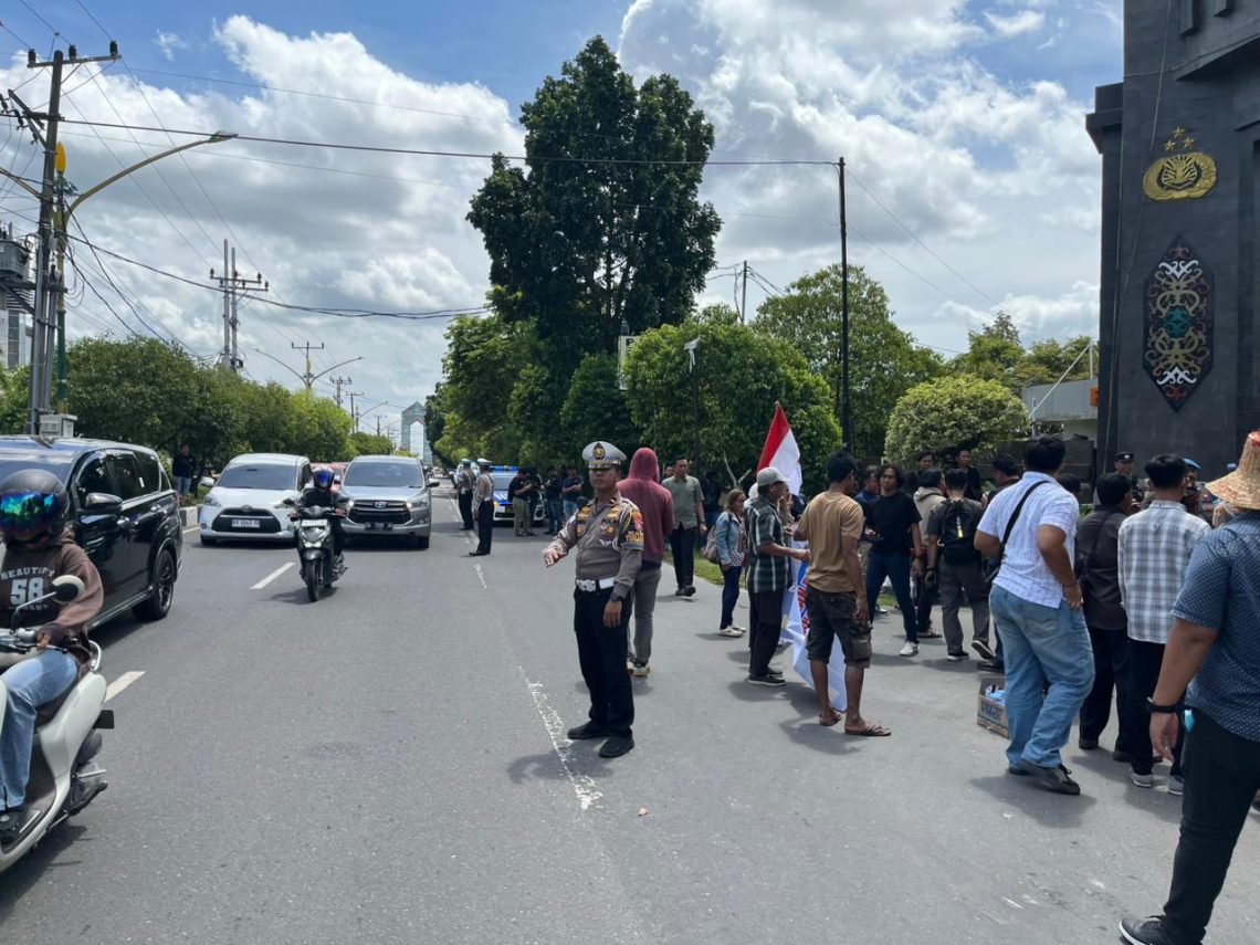 Satuan Lalu Lintas Polresta Palangka Raya melaksanakan pengamanan jalur unjuk rasa (Unras) sekaligus pengaturan arus lalu lintas di depan Mapolda Kalimantan Tengah, Kamis (15/1/2026) pagi.