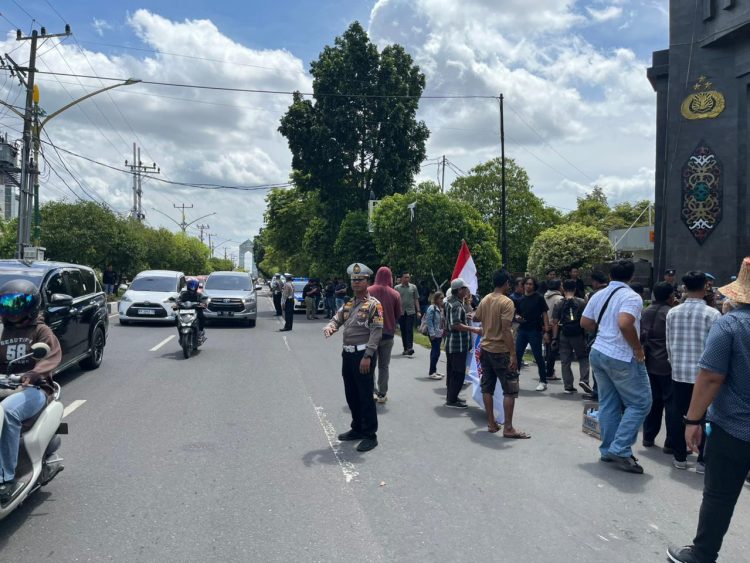 Satuan Lalu Lintas Polresta Palangka Raya melaksanakan pengamanan jalur unjuk rasa (Unras) sekaligus pengaturan arus lalu lintas di depan Mapolda Kalimantan Tengah, Kamis (15/1/2026) pagi.