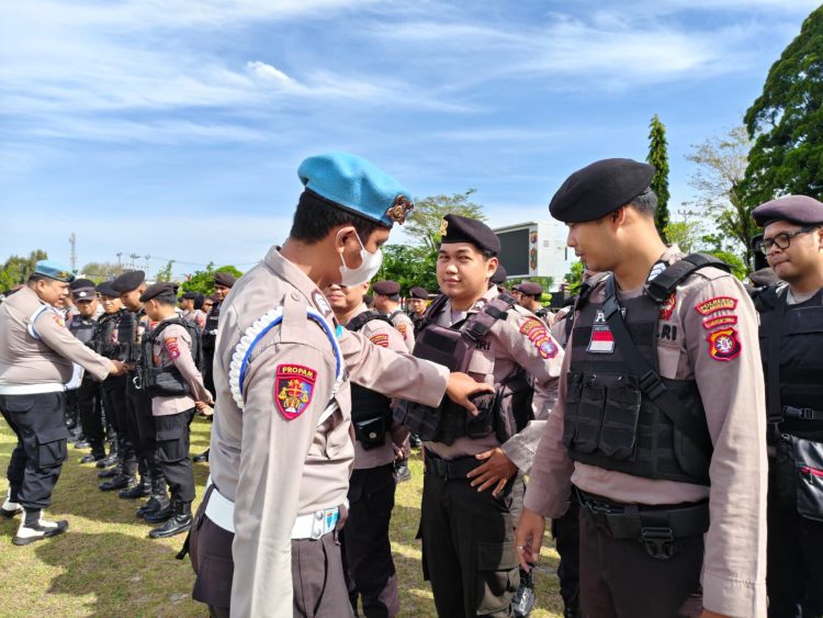 Seksi Profesi dan Pengamanan (Propam) Polresta Palangka Raya melaksanakan pemeriksaan terhadap personel yang akan bertugas, Kamis (15/1/2026).