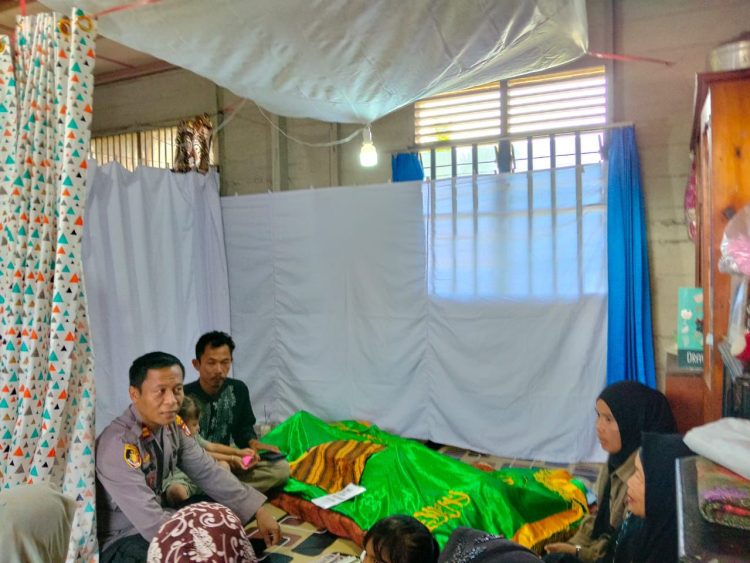 Kegiatan tersebut dipimpin langsung oleh Kapolsek Rakumpit Iptu Didik Suhardianto bersama Kanitsamapta Aiptu Mulyadi serta Bhabinkamtibmas Kelurahan Pager Aipda Eko Pramono di Jalan Tumbang Talaken Km 62.