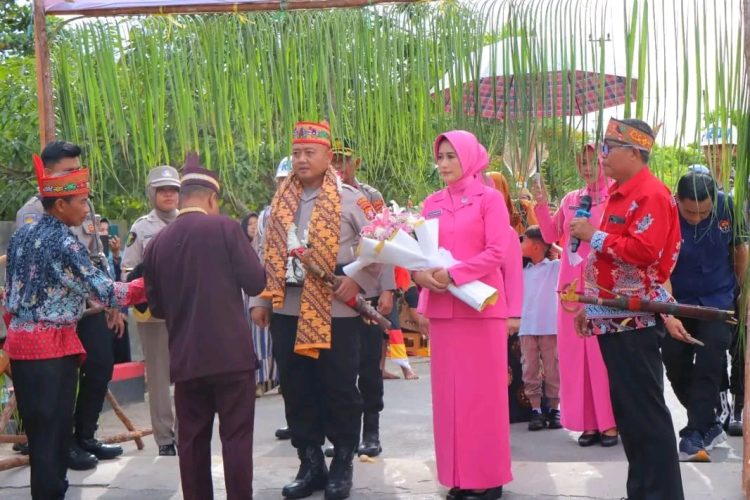AKBP Dodik Hartono, S.H., S.I.K., M.H., resmi disambut sebagai Kapolres Katingan yang baru dalam sebuah prosesi penyambutan di gerbang depan Polres Katingan, Kegiatan berlangsung khidmat dan penuh nuansa adat sebagai bentuk penghormatan kepada pejabat baru. Kamis (15/01/2026) Pagi.