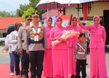 Upacara farewell parade digelar sebagai bentuk penghormatan dan pelepasan Kapolres Katingan AKBP Chandra Ismawanto, S.I.K., sekaligus penyambutan Kapolres Katingan yang baru AKBP Dodik Hartono, S.H., S.I.K., M.H.