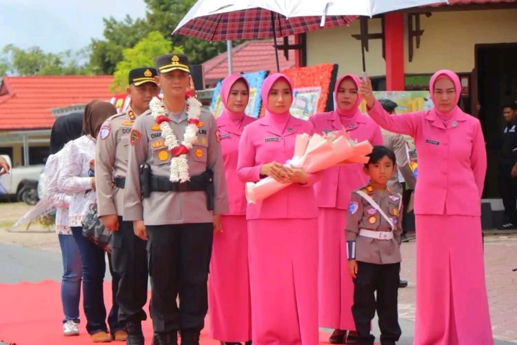 Upacara farewell parade digelar sebagai bentuk penghormatan dan pelepasan Kapolres Katingan AKBP Chandra Ismawanto, S.I.K., sekaligus penyambutan Kapolres Katingan yang baru AKBP Dodik Hartono, S.H., S.I.K., M.H.
