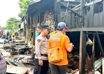 Piket Sentra Pelayanan Kepolisian Terpadu (SPKT) bersama piket fungsi Polresta Palangka Raya bergerak cepat mendatangi lokasi kebakaran yang terjadi di Jalan Christopel Mihing, Kelurahan Langkai, Kecamatan Pahandut, Kota Palangka Raya, Kamis (15/1/2026).