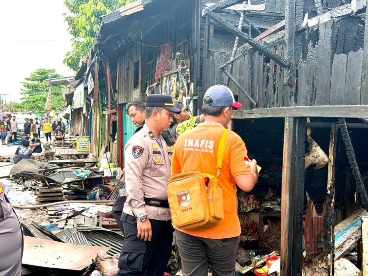 Piket Sentra Pelayanan Kepolisian Terpadu (SPKT) bersama piket fungsi Polresta Palangka Raya bergerak cepat mendatangi lokasi kebakaran yang terjadi di Jalan Christopel Mihing, Kelurahan Langkai, Kecamatan Pahandut, Kota Palangka Raya, Kamis (15/1/2026).