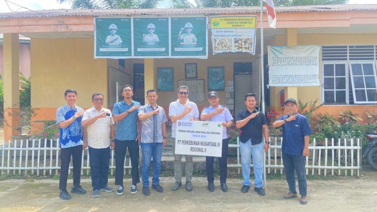 Bantuan tersebut diserahterimakan secara simbolis oleh Manajer Kebun Bah Birung Ulu PTPN IV Regional II, Yuna Shaund H.S. Damanik, kepada Pangulu Panombean Huta Urung, Franciskus Siallagan, di lokasi jalan semenisasi, Rabu (14/1/2026).